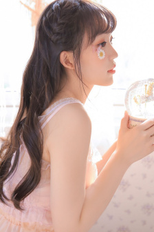 女子胸上塞纸巾夜市卖泡面